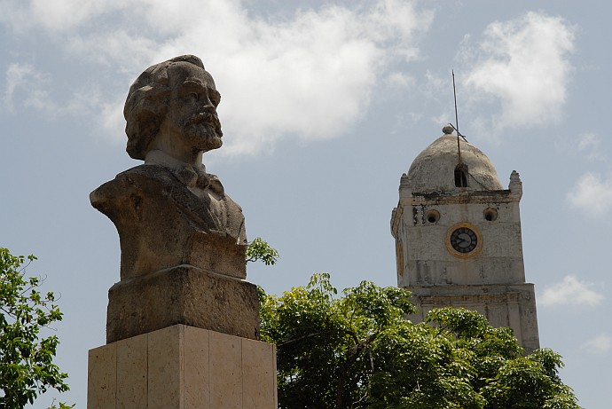 Busto in piazza - Fotografia di Holguin - Cuba 2010