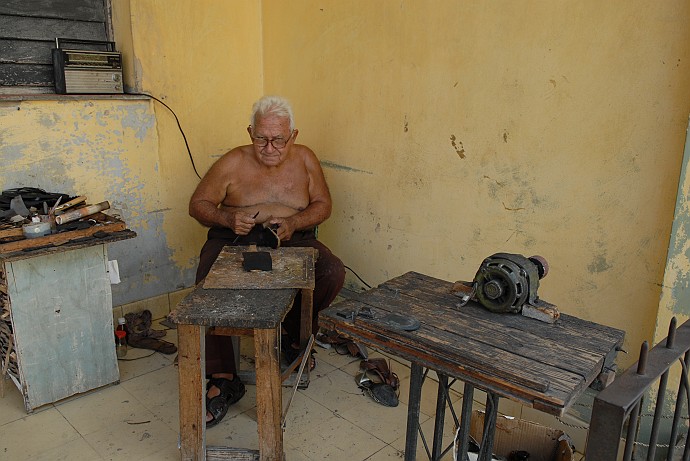 Calzolaio - Fotografia di Holguin - Cuba 2010
