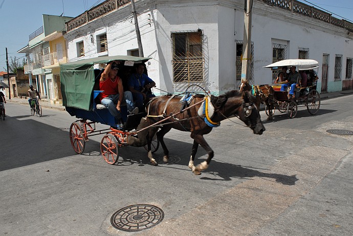 Carro all'incrocio - Fotografia di Holguin - Cuba 2010