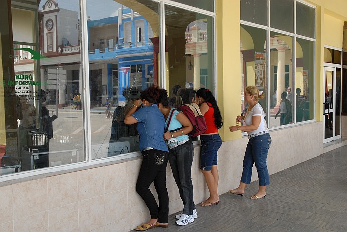 Donne alle vetrine - Fotografia di Holguin - Cuba 2010