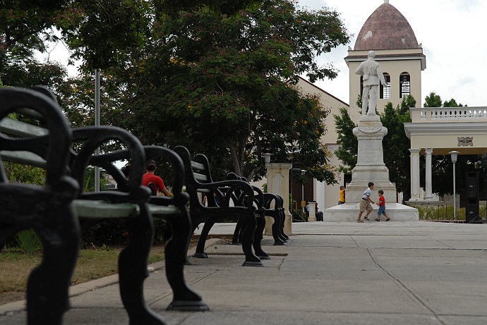 Panchine piazza - Fotografia di Holguin - Cuba 2010