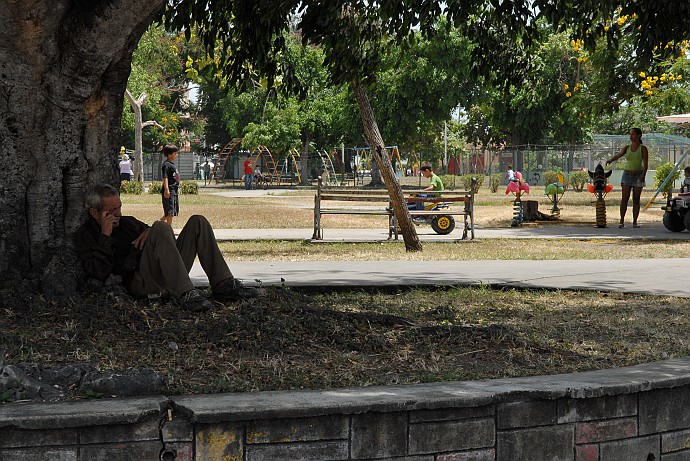 Riposando sotto l'albero - Fotografia di Holguin - Cuba 2010