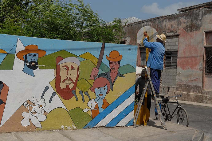 Sistemazione cartello - Fotografia di Holguin - Cuba 2010