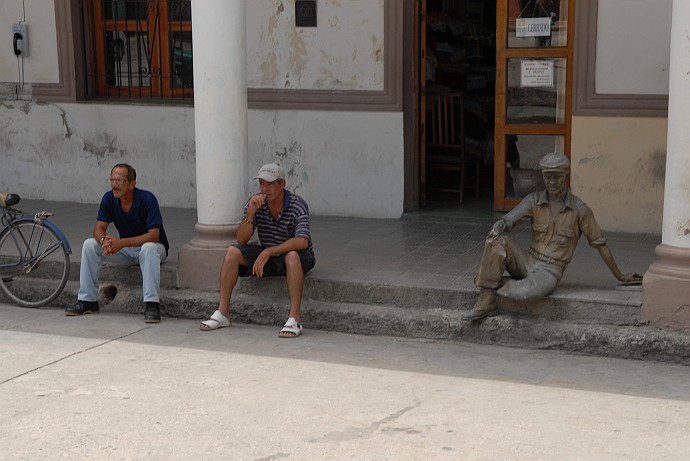 Statua seduta - Fotografia di Holguin - Cuba 2010