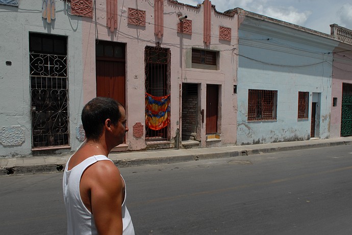 Camminando per strada - Fotografia di Santa Clara - Cuba 2010