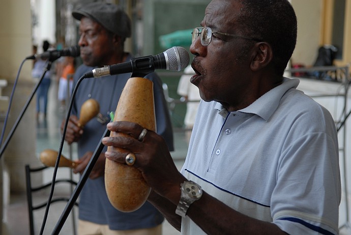 Cantando - Fotografia di Santa Clara - Cuba 2010