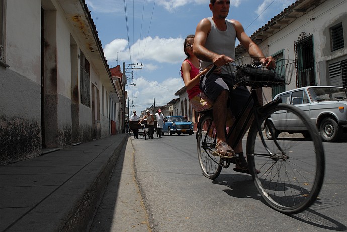 In bicicletta in due - Fotografia di Santa Clara - Cuba 2010