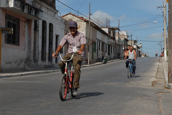 In bicicletta - Fotografia di Santa Clara - Cuba 2010