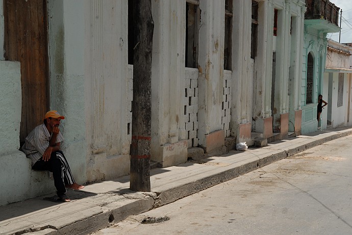 Persona seduta - Fotografia di Santa Clara - Cuba 2010