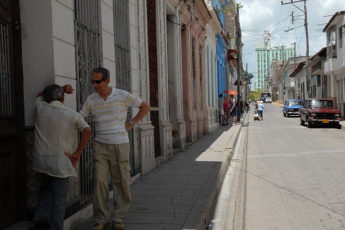 Persone parlando - Fotografia di Santa Clara - Cuba 2010