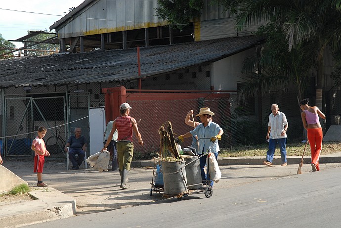 Pulizia delle strade - Fotografia di Santa Clara - Cuba 2010