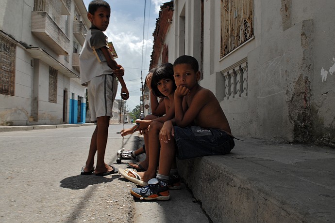 Ragazzi seduti - Fotografia di Santa Clara - Cuba 2010