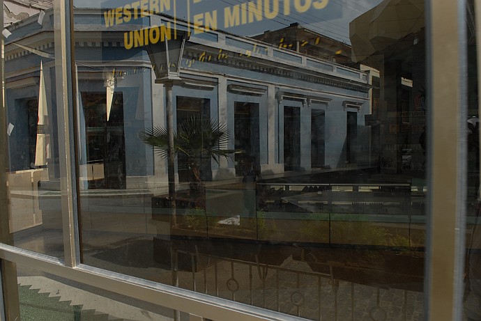 Riflesso vetrina - Fotografia di Santa Clara - Cuba 2010