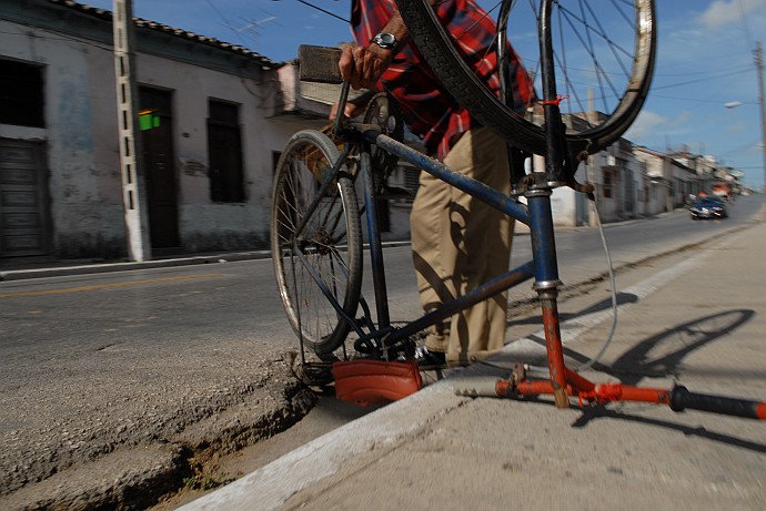 Riparando la bicicletta - Fotografia di Santa Clara - Cuba 2010