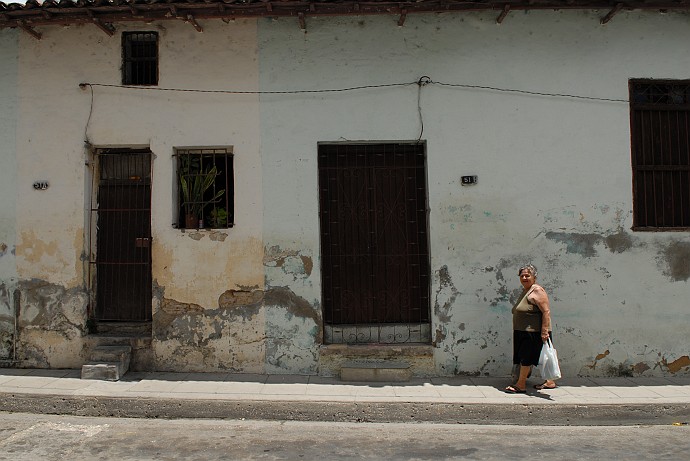 Signora con la spesa - Fotografia di Santa Clara - Cuba 2010