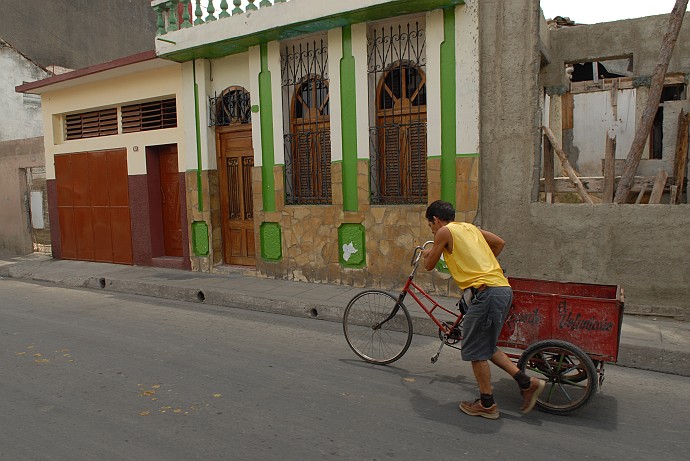 Tirando una bici carro - Fotografia di Santa Clara - Cuba 2010