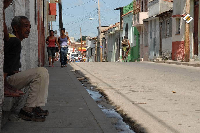 Uomo seduto - Fotografia di Santa Clara - Cuba 2010