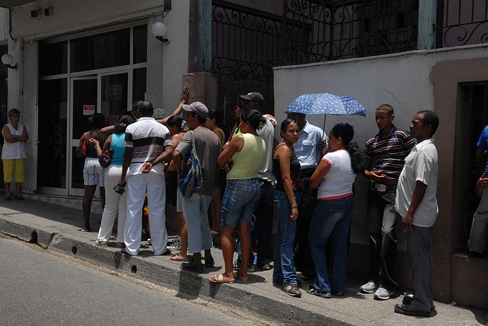 Aspettando il corriere - Fotografia di Santiago di Cuba - Cuba 2010