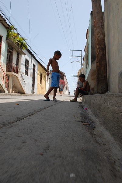 Bambini al bordo strada - Fotografia di Santiago di Cuba - Cuba 2010