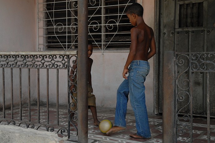 Bambini giocando al pallone - Fotografia di Santiago di Cuba - Cuba 2010