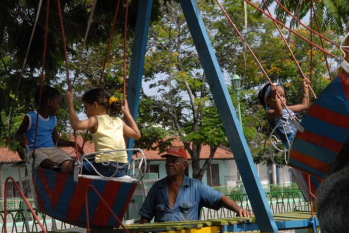 Bambini sulla giostra - Fotografia di Santiago di Cuba - Cuba 2010