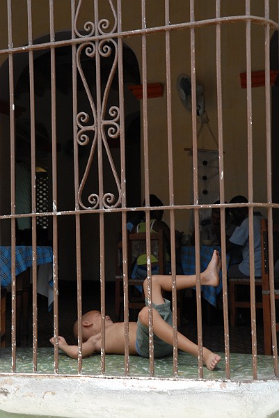 Bambino alla finestra - Fotografia di Santiago di Cuba - Cuba 2010