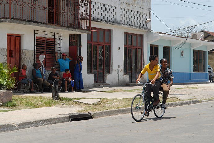 Bici in due - Fotografia di Santiago di Cuba - Cuba 2010