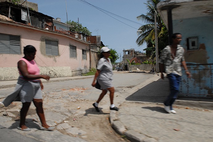 Camminanti - Fotografia di Santiago di Cuba - Cuba 2010