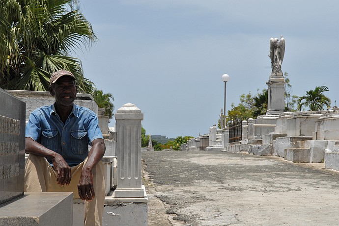 Compagnia nel cimitero - Fotografia di Santiago di Cuba - Cuba 2010