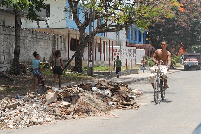 Detriti per strada - Fotografia di Santiago di Cuba - Cuba 2010