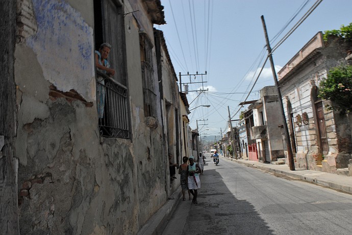 Donna al balcone - Fotografia di Santiago di Cuba - Cuba 2010