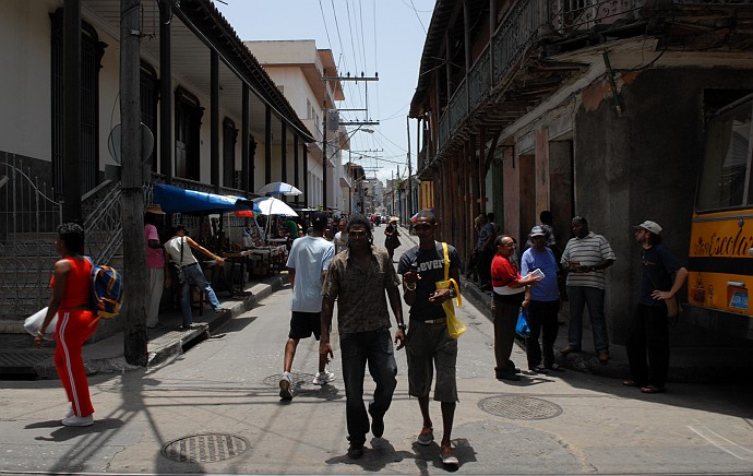 Gente per strada - Fotografia di Santiago di Cuba - Cuba 2010