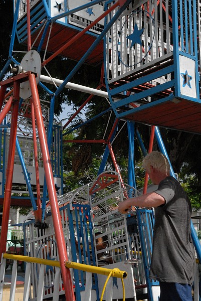 Giostra a trazione muscolare - Fotografia di Santiago di Cuba - Cuba 2010