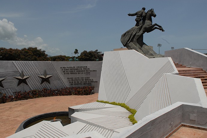 Monumento in Piazza della Rivoluzione - Fotografia di Santiago di Cuba - Cuba 2010