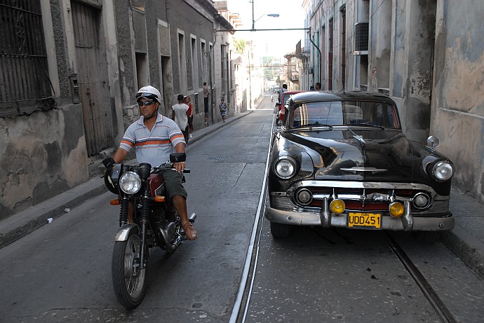 Moto e automobile - Fotografia di Santiago di Cuba - Cuba 2010