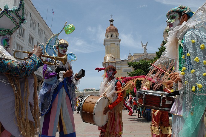 Performance sui trampoli - Fotografia di Santiago di Cuba - Cuba 2010