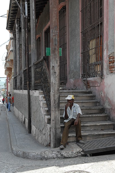 Persona seduta sulla scala - Fotografia di Santiago di Cuba - Cuba 2010