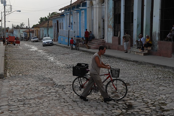 Con la bicicletta - Fotografia di Trinidad - Cuba 2010