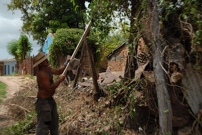 Persona potando un albero - Fotografia di Trinidad - Cuba 2010