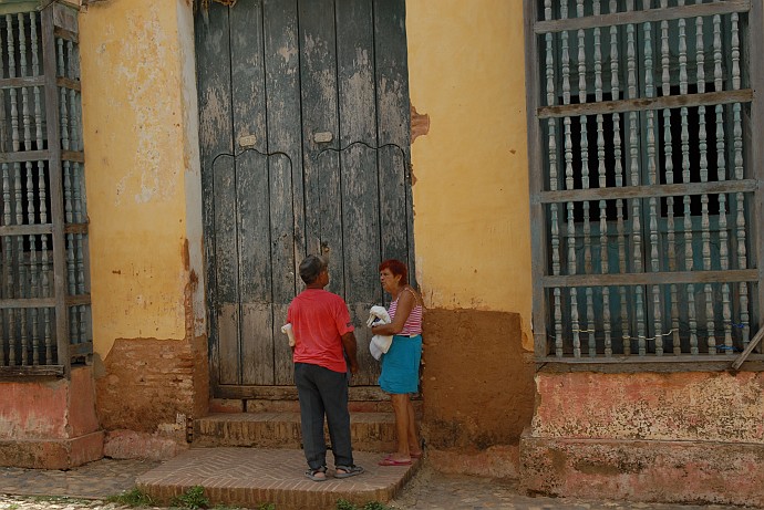 Persone che parlano - Fotografia di Trinidad - Cuba 2010