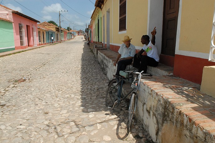 Persone parlando - Fotografia di Trinidad - Cuba 2010