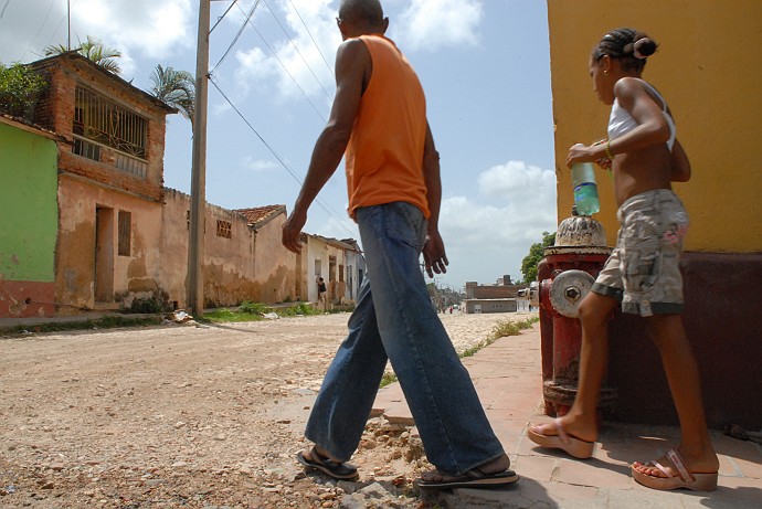 Ragazzi camminando - Fotografia di Trinidad - Cuba 2010