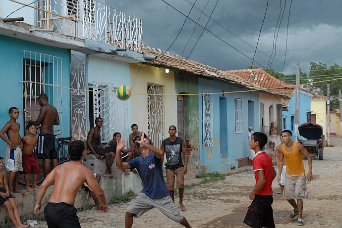 Ragazzi giocando pallavolo - Fotografia di Trinidad - Cuba 2010