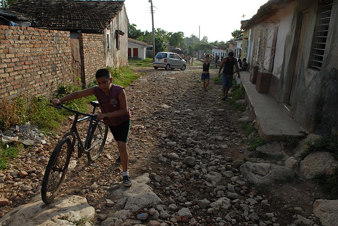 Ragazzo con bicicletta - Fotografia di Trinidad - Cuba 2010