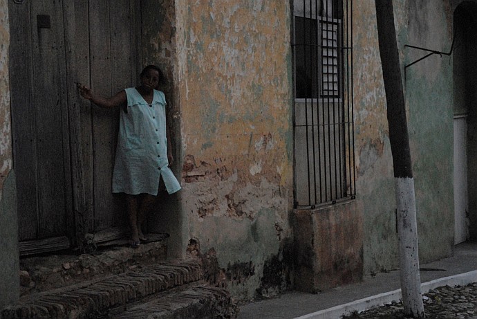 Signora fuori dalla porta - Fotografia di Trinidad - Cuba 2010