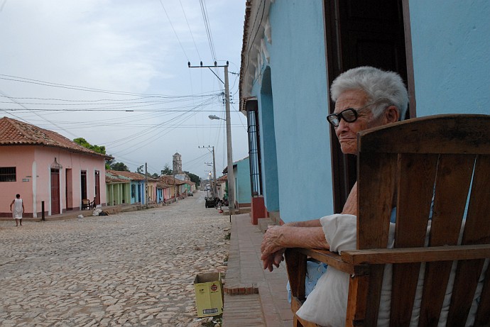 Signora seduta fuori - Fotografia di Trinidad - Cuba 2010