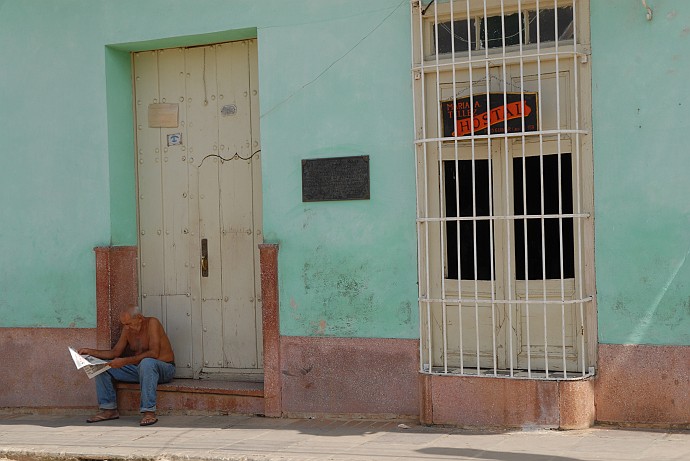 Signore leggendo un giornale - Fotografia di Trinidad - Cuba 2010