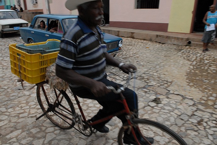 Signore sulla bicicletta - Fotografia di Trinidad - Cuba 2010