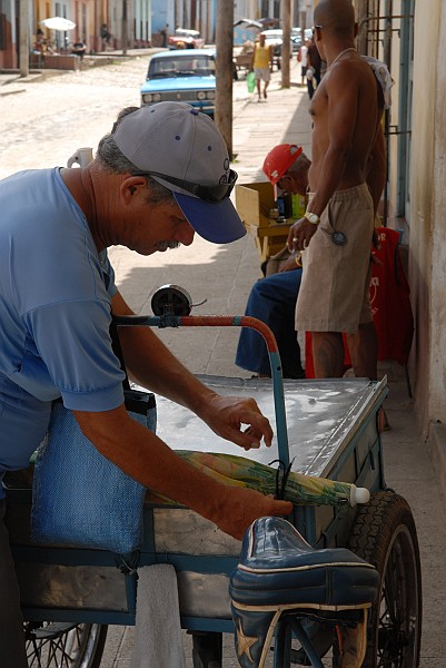 Sistemazione bicicletta - Fotografia di Trinidad - Cuba 2010