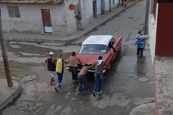 Spingendo la macchina - Cuba 2010